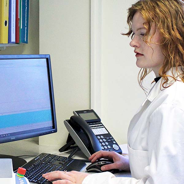 PFA user in lab using software